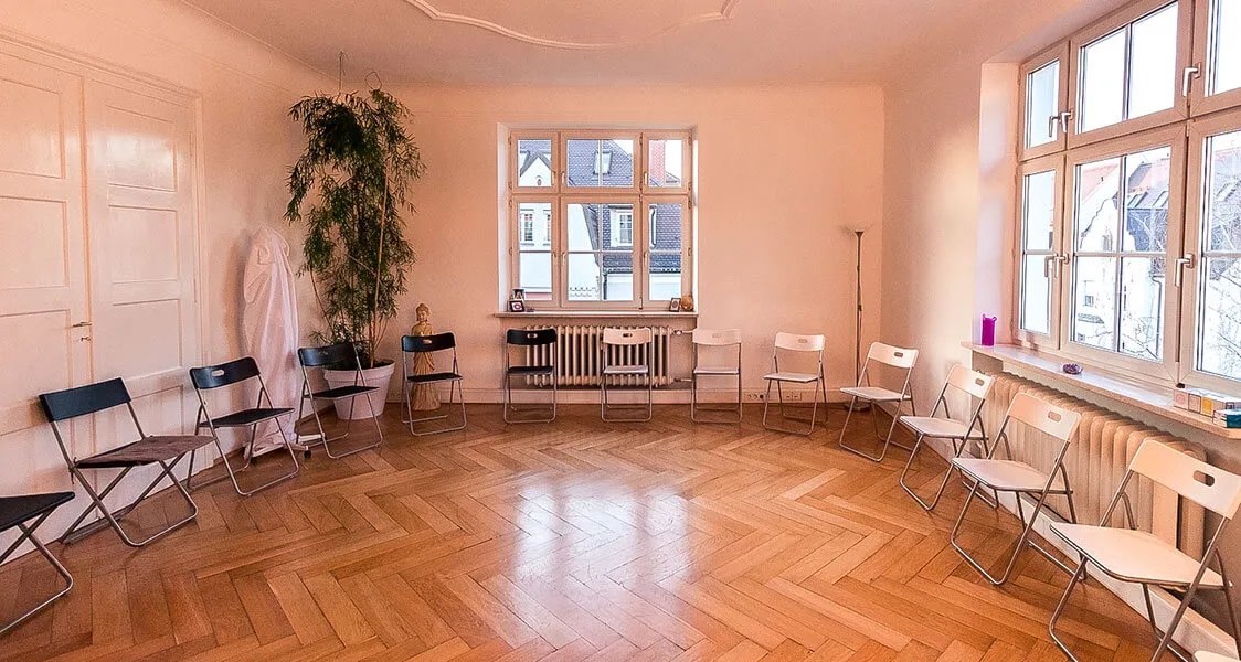 Stuhlkreis in einem lichtdurchfluteten Altbau