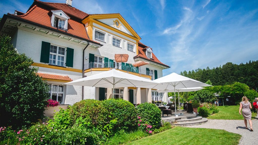 Bio Hotel Schlossgut Ambach am Starnberger See mit Garten und Sitzmöglichkeiten unter freiem Himmel